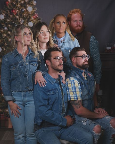 70s JCPenney vibes Cheesy Family Portraits, Family Portraits Funny, Awkward Jcpenny Photos Christmas, Christmas Friends Pictures, Christmas Photoshoot Ideas Funny, Friends Christmas Card Photo Ideas, Cheesy Jcpenney Photos, Jcpenney Family Pictures, Jcpenney Christmas Portraits