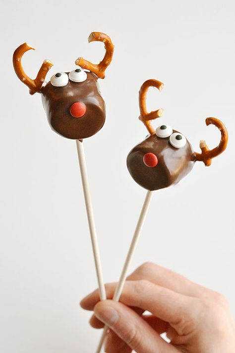 Chocolate Covered Marshmallow Reindeer Simple Christmas Food, Marshmallow Reindeer, Marshmallow Pops Recipe, Reindeer Food Poem, Chocolate Covered Marshmallow, Ren Geyiği, Smores Dessert, Christmas Food Treats, Magic Reindeer Food