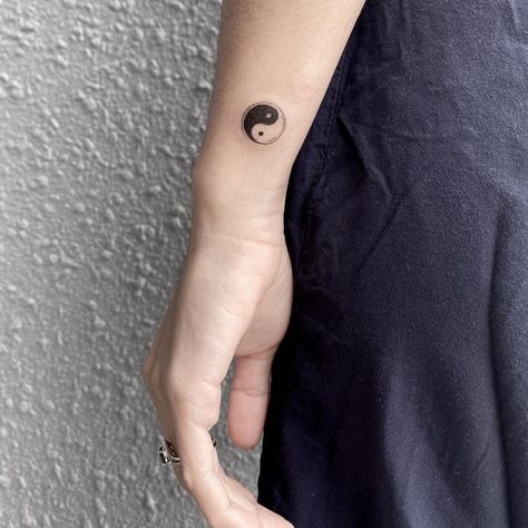 Yin Yang Tattoo Yin Yen Tattoo, Yin Yang Tattoos Small, Yin Yang Tattoo On Wrist, Ying Yang Tattoo Meaning, Yin Tang Tattoo Small, Ying Yang Art Tattoo, Yang Yin Tattoo, Dainty Yin Yang Tattoo, Ting Yang Tattoo Ideas