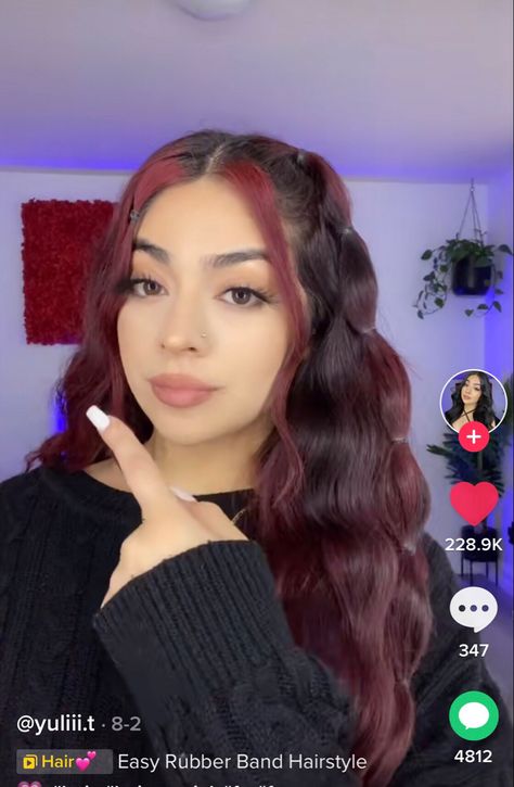 Latina Rubber Band Hairstyles, Straight Hair Rubber Band Styles, Hair Styles Using Small Rubber Bands, Hairstyles With Rubber Bands Latina, Hairstyles With Colorful Rubber Bands, Hair Styles Mexican, Rauw Alejandro Concert Hairstyle Ideas, Half Up Half Down Hair Latina, Small Rubber Band Hairstyles