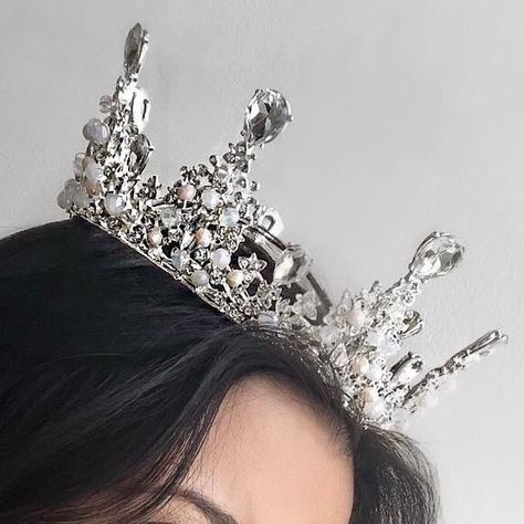 #explore #flowers #hairstyles #girlboss #books #white #black #princess Fortes Fortuna Adiuvat, Jude Duarte, Crown Aesthetic, Queen Aesthetic, Royalty Aesthetic, Royal Aesthetic, 흑백 그림, Classy Aesthetic, Images Esthétiques