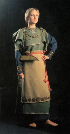 Finnish Iron Age Garb: Basic Info – finnishgarb Nordic Costume, Finnish Costume, Finnish Clothing, Female Viking, Finnish Style, Norse Clothing, Tortoise Design, Viking Garb, Aged Clothing