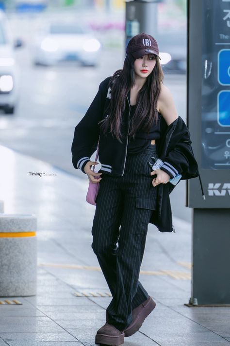 Giselle Airport Fashion, Giselle Aespa Style, Kpop Black Outfit, Giselle Aespa Outfit, Kpop Style Outfits, Winter Aespa Outfit, Giselle Outfit, Kpop Idols Outfits, Kpop Idol Outfits