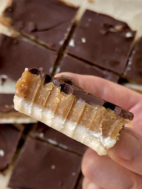 Paleo Nanaimo Bars, Raw Treats, Twix Bars, Dairy Free Baking, Healthy Period, Twix Bar, Aip Desserts, Keto Bars, Dessert Vegan