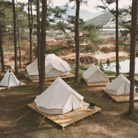 Tents Camping Glamping, Tent Platform, Tenda Camping, Tent Living, Camping Breakfast, Tipi Tent, Glamping Resorts, Camping Resort, Desain Lanskap