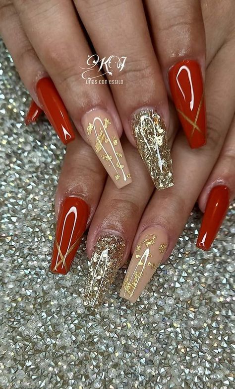 Trendy Nails Red And Gold, Pretty Nails For Winter Short, Fall Nail Art Designs Autumn, Lana Nails, Red And Gold Nail Designs, November Nails Designs, Gold Toe Nails, November Nails Colors, Tuscan Furniture