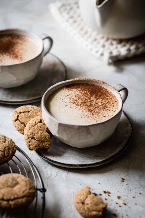 Creamy Cashew Gingersnap Lattes {vegan} | Gingersnap spices, dark brown sugar, and whole cashews blended with hot coffee make the creamiest vegan gingersnap lattes in minutes.  #veganlatte #gingersnaplatte #cashewlatte Bojon Gourmet, Panna Cotta Recipe, Photo Coffee, Cinnamon Coffee, Chocolate Caliente, Coffee Breakfast, Tea Break, Coffee Photography, Coffee Cafe