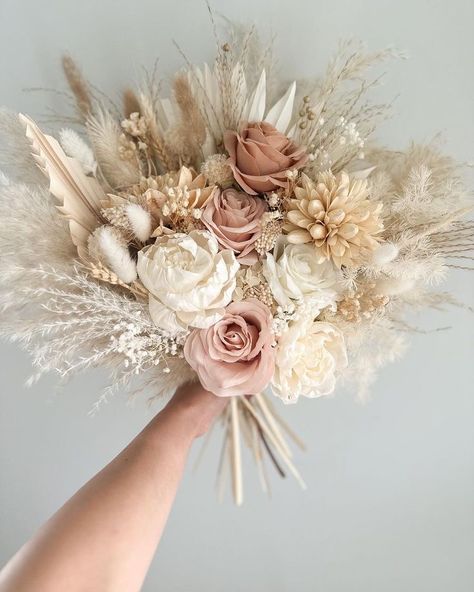 Boho Pampas Grass Bouquet, Boho Flower Bouquet Wedding, Bride Bouquets Rustic Boho Wedding, Boho Bridal Flowers Bouquets, Boho Bouquet Bride, Dried Floral Arrangements Wedding, Elegant Wedding Bouquet Ideas, Wedding Decorations Pampas, Types Of Bouquets