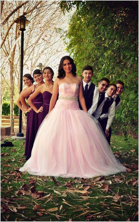 Quinceanera court group photo Quince Group Photos, Quinceanera Group Photos, Quince Group Pictures, Quince Family Pictures, Quinceanera Family Pictures, Quinceañera Photoshoot Ideas With Family, Quince Court Pictures, Quinceanera Court Pictures, Quinceanera Chambelanes