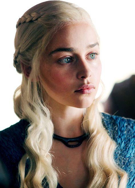 Dany - Khaleesi - Amazing necklace Emillia Clark, Targaryen Hair, Daenerys Targaryen Icons, Daena Targaryen, Emilia Clarke Daenerys Targaryen, Game Of Throne Daenerys, Targaryen Aesthetic, Gra O Tron, Mother Of Dragons