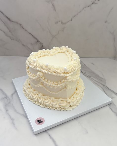 Bday Cakes Vintage, White Cakes Aesthetic, White Vintage Birthday Cake, White Heart Cake Aesthetic, Pretty Heart Cake, White Love Heart Cake, Vintage Style Heart Cake, White Lambeth Cake, Vintage Heart Shaped Wedding Cake