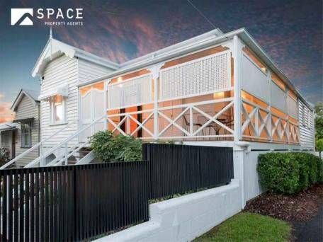 Queenslander Homes Exterior, Modern Queenslander, Queenslander Homes, Queenslander Renovation, Queenslander House, Privacy Ideas, Deck Privacy, House Colours, Porch Colors