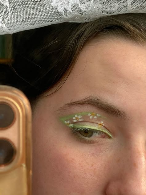 Boho Makeup Aesthetic, Green Cottagecore Nails, Green Summer Makeup, Floral Makeup Looks Simple, Cottage Core Fairy Makeup, Fairy Makeup Pink And Green, Spring Aesthetic Makeup, Cottagecore Prom Makeup, Flower Make Up Looks