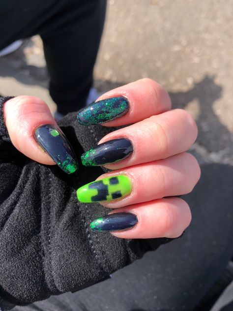 Minecraft Acrylic Nails, Nailart For Short Nails Cute, Minecraft Nails Acrylic, Minecraft Nail Art, Gamer Nails Design, Minecraft Nails Designs, Nails Tomboy, Creeper Nails, Acrylic Nails Minimalist