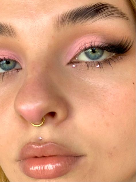 Pink Makeup Looks Euphoria, Pink Outfits Makeup, Cute Make Up Looks Colorful, Makeup Look Rhinestones, Pink And Rhinestone Makeup, Pastel Outfit Makeup, Pink Highlighter Makeup Look, Pastel Pink Eyeshadow Looks, Pink Jewel Eye Makeup