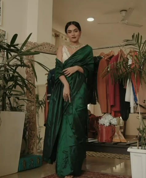 Dark Green Saree Look, Green Ethnic Outfit, Dark Green Saree Blouse, Komal Pandey Saree Outfits, Komal Pandey Saree, Dark Green Saree, Komal Pandey, Bottle Green Saree, Saree Wearing Styles