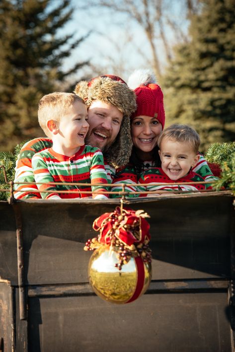 Sleigh ride Sleigh Photoshoot, Xmas Photoshoot, Christmas Photoshoot Ideas, Farm Photoshoot, Christmas Photo Shoot, Sleigh Christmas, Dashing Through The Snow, Christmas Sleigh, Christmas Photoshoot