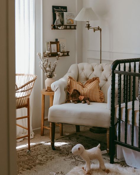 This sweet corner 🧸✨ The colour portrait looks so lovely on this little display shelf 🕯️ The sweetest textures, patterns and colours by @… | Instagram Ralph Lauren Nursery, Vintage Toddler Rooms, Vintage Nursery Boy, Vintage Inspired Nursery, Toddler And Baby Room, Baby 2024, Colour Portrait, Nursery Shelf Decor, Pet Room