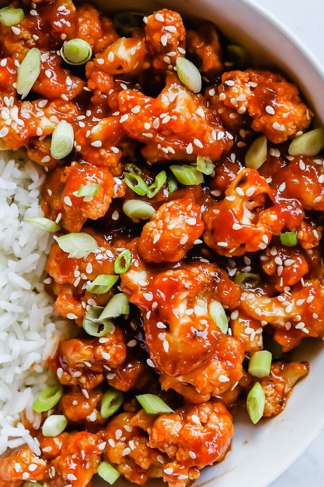 sweet and sour cauliflower Sweet Sour Cauliflower, Cauliflower Sweet And Sour, Vegan Sweet And Sour Sauce, Healthy Sweet And Sour Sauce, Easy Healthy Vegan Dinner, Cauliflower Noodles, Sweet And Sour Cauliflower, Baked Cauliflower Recipe, Sweet Sour Sauce