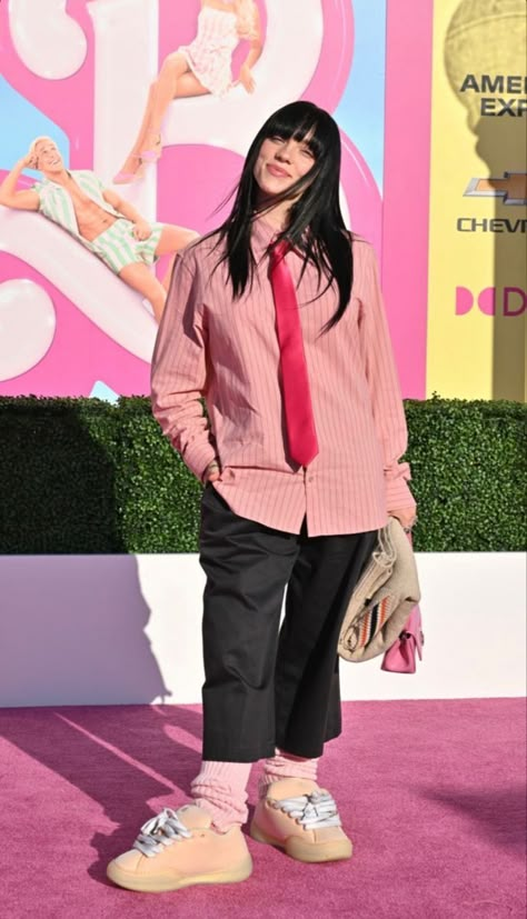 Iconic Billie Eilish Outfits, Billie Eilish Iconic Outfits, Billie Eilish In A Suit, Billie Eilish Outfits 2024, Billie Eilish Suit, Billie Eilish Red Carpet, Billie Eilish Style, Bille Elish, Billie Eilish Concert Outfit