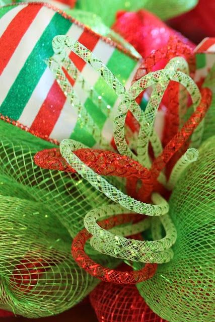 how to use mesh tube Deco Mesh Christmas Wreaths Diy, Deco Mesh Garland, Deco Mesh Crafts, Mesh Ribbon Wreaths, Christmas Mesh Wreath, Homemade Wreaths, Wreath Project, Deco Mesh Christmas Wreaths, Deco Wreaths