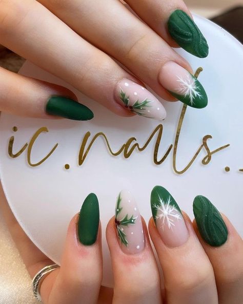 Nail Art December, Yule Nail Art, Christmas Nail Green, December Nails Green, Nail December, Yule Nails, Nails Navidad, Green Christmas Nails, Nails December