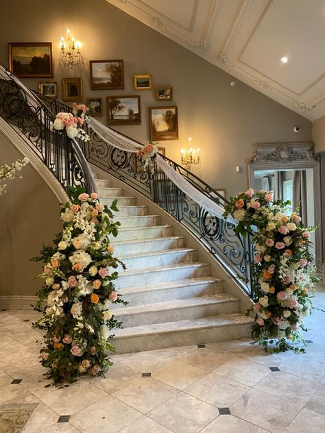 Stair Florals Wedding, Wedding Stairs Decoration Staircases, Stairs Decoration For Wedding, Wedding Decor For Staircase, Bridal Staircase Decor, Step Decoration Staircases, Stairs Floral Decor Wedding, Banister Flowers Wedding, Stair Decoration Wedding