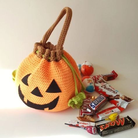 Crochet Halloween Bag 🎃 Jack-O-Lantern https://rzubagdesign.etsy.com/listing/1323132159 Crochet Halloween Bags, Crochet Halloween, Green Candy, Crochet Plant, Pumpkin Jack, Halloween Bags, Trick Or Treat Bags, Top Handle Bags, Bag Boys