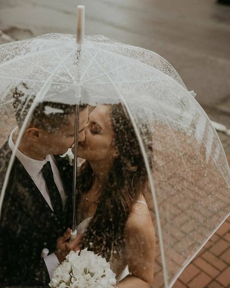 Umbrella Wedding Pictures, Rain Wedding Photos, Rain Kiss, Rainy Photoshoot, Rainy Engagement Photos, Rainy Wedding Photos, Courthouse Wedding Photos, Rain Wedding, Wedding Portrait Poses