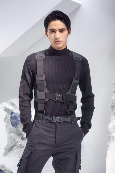 Spy Clothes Men, Outfit Male Casual, Tactical Outfits Men, Techwear Harness, Cyberpunk Outfit Male, Is He Worthy, Spy Fashion, Spy Clothes, Outfit Techno