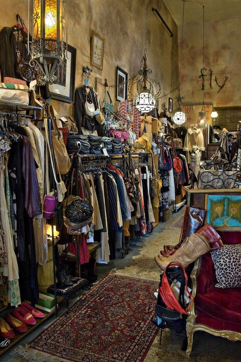 The vintage way... Head Shop Ideas, Thrift Store Inspiration, Vintage Clothing Shop Interior, Vintage Shop Decor, Thrift Vintage Aesthetic, Vintage Store Displays Boutiques, Clothing Store Aesthetic Interior, Vintage Shop Display Ideas, Vintage Clothes Shop Aesthetic