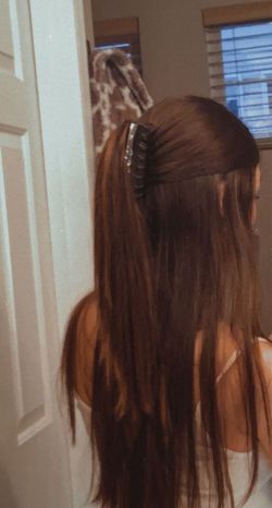 Half Up Half Down Hair Simple, Pretty Hair Aesthetic, Hairstyles With Mini Claw Clips, Half Up Straight Hair, Hair Down Hairstyles For School, Doctor Hairstyles, Quick Cute Hairstyles For School, Clip In Extension Hairstyles, Straight Hairstyles For School