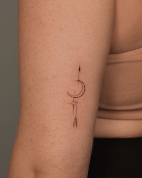 Sun Moon Star Arrow Tattoo, Moon With Arrow Tattoo, Sag Tattoo Ideas, Moon Tatoos Aesthetic, Sagittarius Moon Tattoo, Fineline Tattoo Ideas With Meaning, Moon Arrow Tattoo, Fine Line Arrow Tattoo, Fineline Moon Tattoo