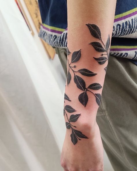 Hand Wrist Wrap Tattoo, Fern Arm Wrap Tattoo, Creeping Vine Tattoo, Wrist Wrap Tattoo Men, Black Ivy Tattoo, Blackwork Plant Tattoo, Black Botanical Tattoo, Black Vine Tattoo, Plant Wrist Tattoo