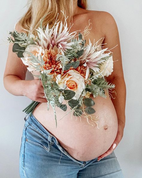 Maternity Photo Shoot With Flowers, Floral Maternity Photos, Easy Diy Maternity Photos, Jeans And Flowers Maternity Shoot, Diy Flower Maternity Shoot, Flowers Maternity Shoot, Maternity Photos Flowers, Flower Bouquet Maternity Shoot, Bouquet Maternity Shoot