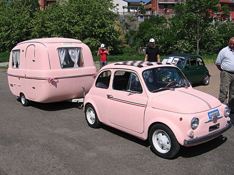 Fiat 500 in Pink mit Wohnwagen - the perfect camping rig for a southern girl.  If you don't like it you can "go pitch a tent"! :) Bil Camping, Caravan Vintage, Camper Vintage, Camping Vintage, Tout Rose, Vintage Caravans, Honda Element, Vintage Travel Trailers, Pink Car