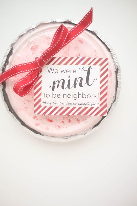 Neighbor Gift: Peppermint Ice Cream Pie with Free Printable - I Can Teach My Child! Butter Cookies Christmas, Peppermint Ice Cream, Ice Cream Gift, Ice Cream Pie, Christmas Cookies Gift, Christmas Neighbor, Neighbor Christmas Gifts, Ice Cream Pies, Mason Jar Gifts