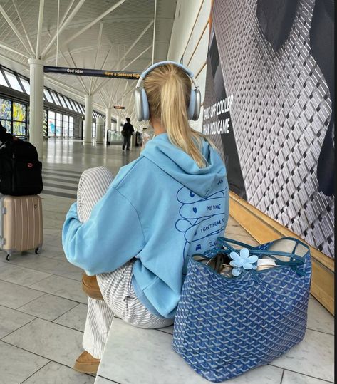 Fall Airport Outfit, Classy Airport Outfit, Flight Outfit Airport Style, Bandana Cap, Chic Airport Outfit, Chic Travel Outfit, Comfy Airport Outfit, Airport Outfit Summer, Airport Travel Outfits