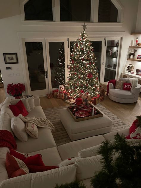 Dream Home Christmas, Small Christmas Decorations Apartment, First Apartment Christmas Decor, Christmas Home Decor Themes, Christmas Decor Backyard, Christmas Tree Decor Ideas Simple, Christmas Decor Living Room Ideas, Loft Christmas Decor, Cozy Christmas Decor Living Room