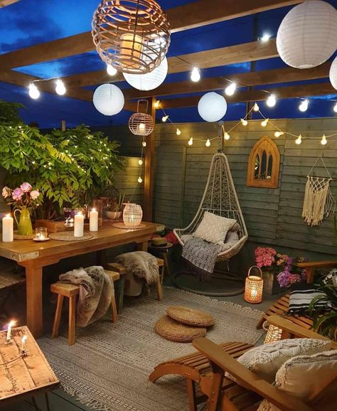 Cheap Backyard Makeover Ideas, Kitchen Outside, Bohemian Patio, Patio Grande, Cheap Backyard, Budget Home Decorating, Backyard Spaces, Patio Interior, Inside Design