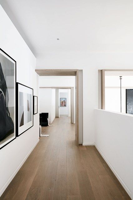 Discover Kelly Hoppen's neutral spacious house in west London on HOUSE - design, food and travel by House & Garden. Hallway With Pictures, Kelly Hoppen Interiors, Kelly Hoppen, 카페 인테리어 디자인, 아파트 인테리어, Interior Modern, Design Del Prodotto, House Flooring, Wooden Flooring