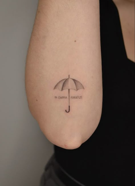 Minimalist Umbrella Tattoo, Friends Umbrella Tattoo, Mayday Parade Umbrella Tattoo, Gilmore Tattoo Ideas, Umbrella Rain Tattoo, Umbrella Academy Tattoo Ideas, Gilmore Tattoo, Umbrella Tattoo Small, Himym Tattoo Ideas