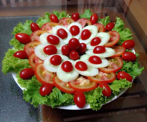 Salad Design, Amazing Food Platters, Caprese Salad Recipe, Fruit Platter Designs, Healthy Party Food, Windows To The Soul, Decorações Com Comidas, Bistro Food, Amazing Food Decoration