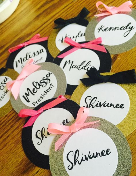 Tags For Farewell Party, Diy Batches With Paper, Batch For Teachers Day, Farewell Badge Ideas, Farewell Ideas For Seniors College, Batches Design Ideas For Students, Farewell Return Gifts For Seniors, Handmade Badges For Farewell, Teachers Day Batches