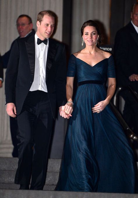 December 9, 2014 — Kate dazzled in an off-the-shoulder dress with an empire waist to the St. Andrews 600th Anniversary Dinner at the Metropolitan Museum of Art in New York City. Kate Middleton Maternity, Kate Middleton Pregnancy Style, Pregnant Wedding Guest, Maternity Gowns Formal, Maternity Evening Gowns, Maternity Looks, Kate Middleton Pregnant, Temperley London Dress, Maternity Evening