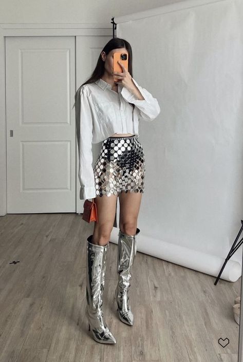 Finally , The 15 Realistic Holiday Outfits You Will Actually Wear - CLOSS FASHION Sparkly Boots Outfit, New Years Outfits Parties, Silver Outfits, Look Festival, Silver Boots, Christmas Outfits Women, Looks Country, Nye Outfits, Sequin Outfit