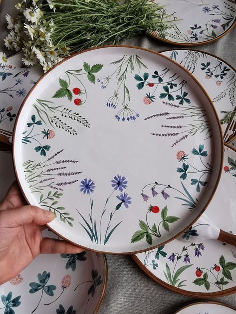 Painting Ideas On Ceramics, Keramik Painting, Ceramic Plates Designs, Assiette Design, Ceramics Painting, Diy Keramik, Ceramic Cafe, Painted Ceramic Plates, Diy Pottery Painting