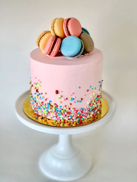 Macaroons Birthday Ideas, Macaron Cake Topper, Macaron Decorated Cake Ideas, Macaroon Cakes Birthday, Cake With Macaroons On Top, Macaron Drip Cake, Cake Designs With Macaroons, Cake Design With Macaron, Pink Cake With Macarons On Top