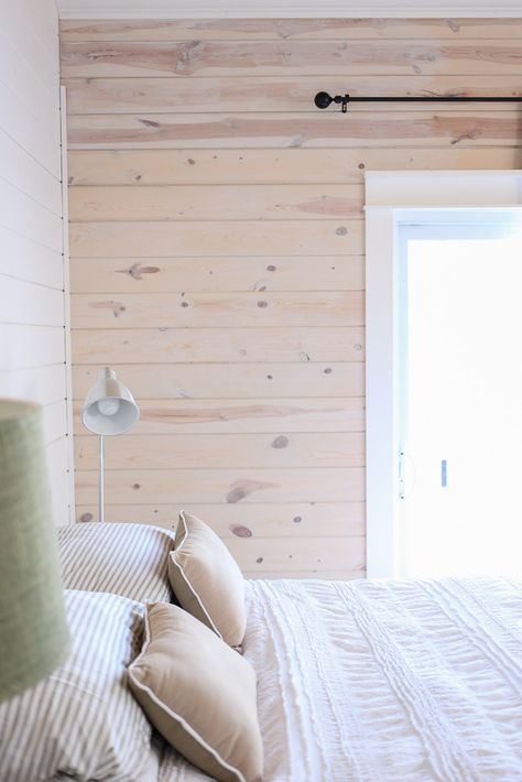 Horizontal knotty pine planked walls mix with painted planks in this cozy bedroom kellyelko.com Knotty Pine Walls, White Washed Pine, White Wash Walls, Koti Diy, Pine Bedroom, Cedar Walls, Washing Walls, Pine Walls, Knotty Pine