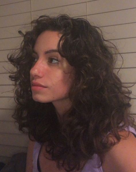 Curly Hair Cutting Style For Women, Girl With Curly Hair Aesthetic, Curly Haircut Wolfcut, Long Wolfcut Curly, Curly Wolfcut Long, Haircuts For Girls With Curly Hair, Curly Wolfcut Women, Mullet Hairstyle Women Wavy Hair, Shag On Wavy Hair